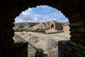 نمای پشت بام مدرسه تاریخی «کریم ایشان» از داخل یکی از گلدستهها