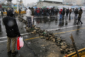 برخی اعتراضات در پی گرانی و سهمیه‌بندی بنزین از روز شنبه ۲۵ آبان آغاز شد. این عکس مربوط به صبح شنبه در بزرگراه چمران است.