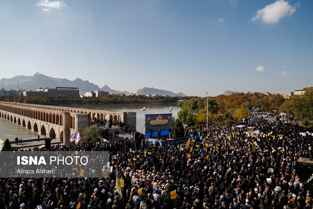 برگزاری راهپیمایی مردم اصفهان در اعتراض به اغتشاشگران