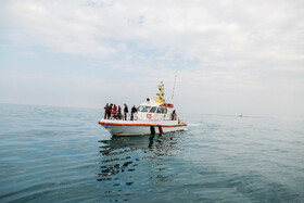 شناور ناجی در جزیره خارک برای کمک رسانی و شناسایی مناطق آلوده به کمک شناور آلودگی دریایی آمده است.
