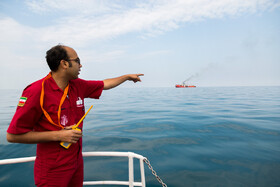 شناسایی منطقه نشت نفت توسط تیم آلودگی و ایمنی دریایی
