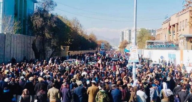 هزاران تن از هواداران عبدالله در کابل علیه "تقلب انتخاباتی" تظاهرات کردند
