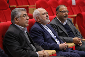 متقیان مدیرعامل ایسنا، ظریف وزیر امور خارجه و طیبی رئیس جهاد دانشگاهی در جشن بیست سالگی ایسنا