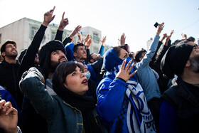 تجمع جمعی از هواداران مقابل باشگاه استقلال