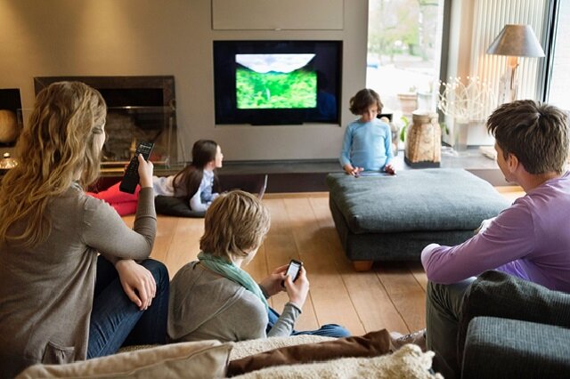 ۴ راهکار فوری تعمیرات تلویزیون در خانه + نکات مراقبت از تلویزیون!