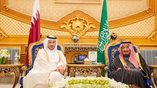 ملک سلمان شخصا به استقبال نخست‌وزیر قطر رفت