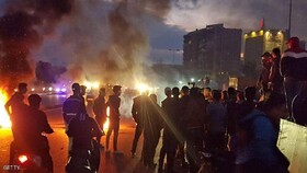 بستن مسیرها و تجمع معترضان لبنانی مقابل منازل وزیران و نمایندگان پارلمان