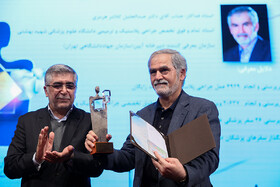 تقدیر از دکتر کلانتر هرمزی توسط دکتر حمید رضا طیبی رییس جهاد دانشگاهی در نهمین آیین اعطای تندیس ملی فداکاری