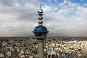 نمایی از منار مصلی «اصفهان» که این مسجد میزبان گردهمایی‌های سیاسی-مذهبی مردم در کنار برپایی نماز جمعه است.