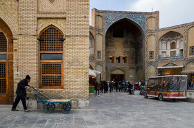 سردر بازار قیصریه در شمال میدان نقش جهان قرار دارد. این بازار با دارا بودن مدارس، کاروانسراها، مساجد،حمام ها و تیمچه‌ها از مجموعه‌های مهم تاریخی اصفهان به شمار می رود.
