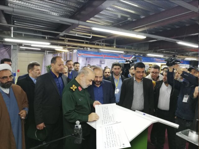 فرمانده کل سپاه از نمایشگاه پیشگامان گام دوم انقلاب بازدید کرد