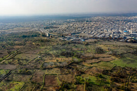 ناصرخسرو قبادیانی درباره قزوین گفته است: «قزوین را شهری نیکو دیدم، بارویی حصین و کنگره بر آن نهاده و بازارهای خوب، مگر آنکه آب در آن اندک بود. باغستان بسیار داشت، بی دیوار و خاک و بیهیچ مانعی از دخول در باغات».