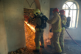 نجات ۲۲ نفر از ساکنان یک مجتمع مسکونی از شعله‌های آتش در اهواز
