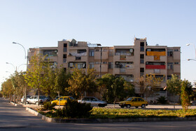 نمایی از آپارتمان‌های پانصد دستگاه در مجاور شهرک اروند شهر که نزدیک ۴۰ سال از ساخت آن‌ها می گذرد و شرایط مناسبی ندارند و ساکنین آن‌ها از نقاط مختلف شهر هستند.
