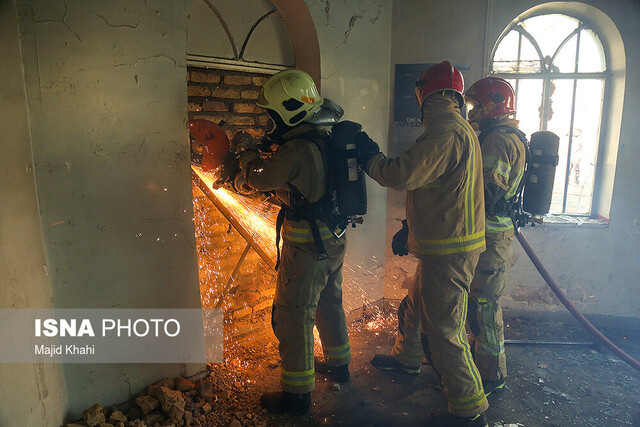 نجات ۲۲ نفر از ساکنان یک مجتمع مسکونی از شعله‌های آتش در اهواز 