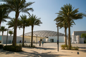 موزه لوور ابوظبی بزرگ‌ترین موزه‌ی هنری در شبه جزیره‌ی عربستان است که هشت هزار متر مربع از آن به گالری‌های هنری اختصاص داده شده است. طراحی و معماری بنای این موزه که تحت نظارت دولت فرانسه پیش رفت، توسط ژان نوول، معمار فرانسوی ساخته شد.
