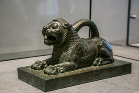 از آثارایرانی این مجسمه شیر از جنس برنز قرار داده شده که مربوط به امپراتوری هخامنشی و عمر آن تا حدود سده ۳۳۰ تا ۵۵۰ پیش از میلاد تخمین زده شده است.
