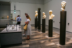 گالری‌های موزه لوور ابوظبی در دوازده فصل، به شرح‌حال داستان بشریت طی دوره‌های مختلف می‌پردازد. هر فصل متمرکز بر موضوعات و ایده‌های مشترک است که مناسبات بین علایق را در تمدن‌های مختلف نشان می‌دهد. آثار به نمایش درآمده، شامل آثار پیش‌ازتاریخ تا آثار هنری معاصر است.
