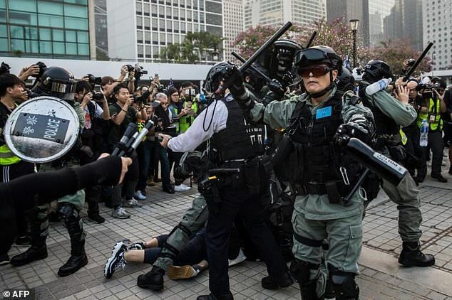 تظاهرات معترضان هنگ‌کنگی در حمایت از اویغورهای چین به خشونت کشیده شد