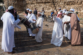  رقص شمشیر در جزیره لارک به جامانده ار ارتباط فرهنگی عمیق میان مردم این جزیره و کشور عمان است.