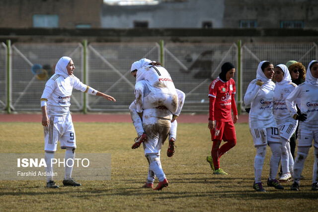 دختران فوتبال کرمان فاتح دیدارهای حساس لیگ برتر شدند