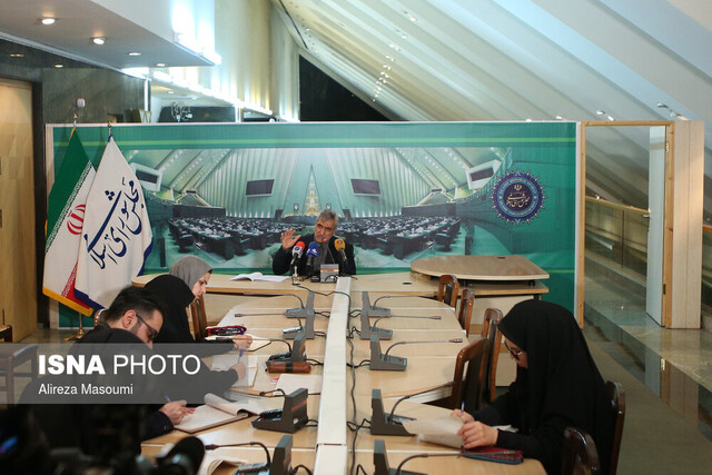 کارمندان با حقوق تا ۳ میلیون تومان در ماه از مالیات معاف میشوند نشست خبری سخنگوی تلفیق بودجه