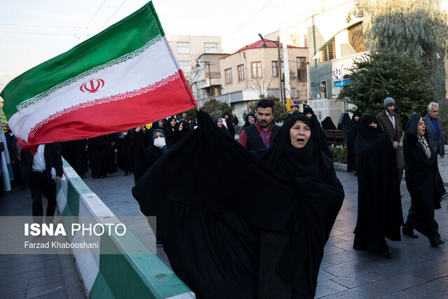 مردم ایستاده پای کار انقلاب