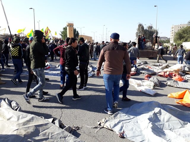 حمله معترضان به ایست بازرسی سفارت آمریکا در بغداد/ حضور وزیران دفاع و کشور در منطقه الخضرا