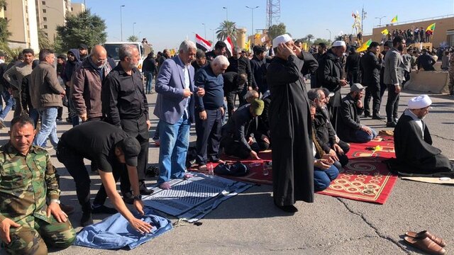 حمله معترضان به ایست بازرسی سفارت آمریکا در بغداد/ تحصن نامحدود مقابل سفارت تا زمان اخراج سفیر