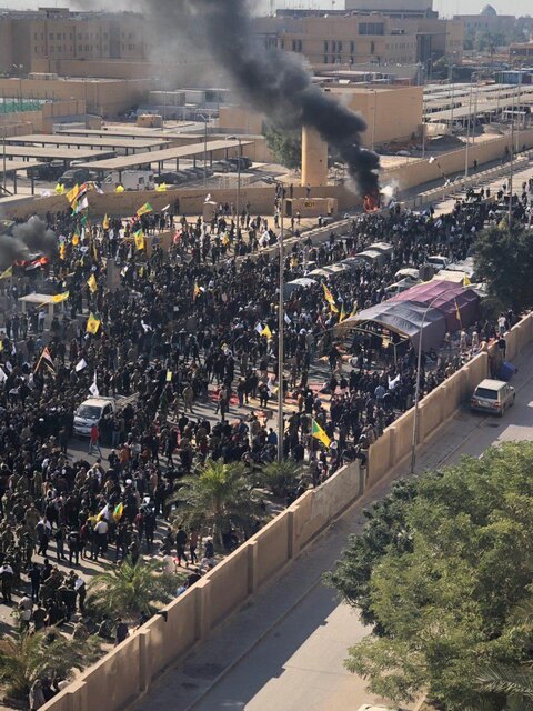 یورش معترضان به ایست بازرسی سفارت آمریکا در بغداد/ تحصن نامحدود مقابل سفارت تا زمان اخراج سفیر