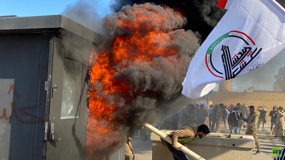 آتش‌سوزی در سفارت آمریکا در بغداد و حمله به آن/ پرواز بالگردهای آپاچی بر فراز سفارت