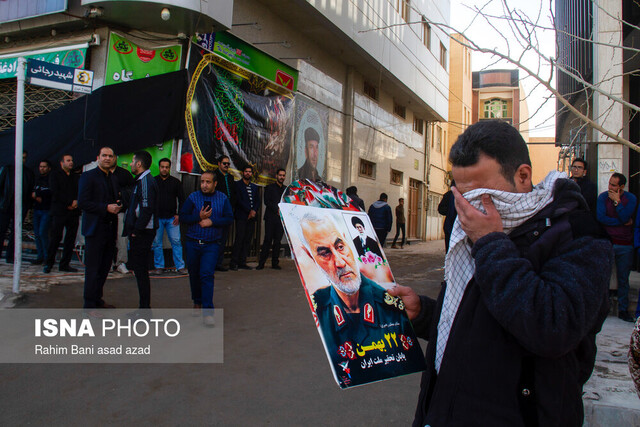 گفت‌وگو با همرزمان شهید در مقابل منزل شخصی سردار سلیمانی