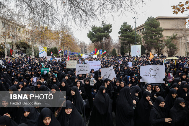 تجمع دانشجویان دانشگاه‌های مختلف در دانشگاه تهران