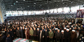 رهبر انقلاب بر پیکر شهیدسلیمانی و یاران مجاهد او اقامه نماز کردند