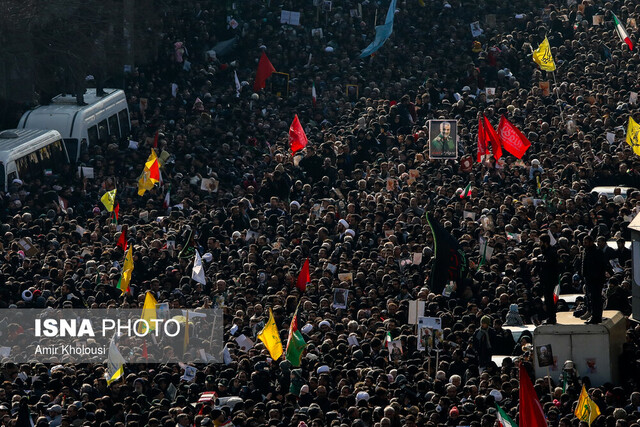 خبرنگار نیویورک تایمز: دریایی بیکران از مردم در مراسم تشییع سردار سلیمانی حضور یافتهاند خبرنگار نیویورک تایمز: دریایی بیکران از مردم در مراسم تشییع سردار سلیمانی حضور یافتهاند