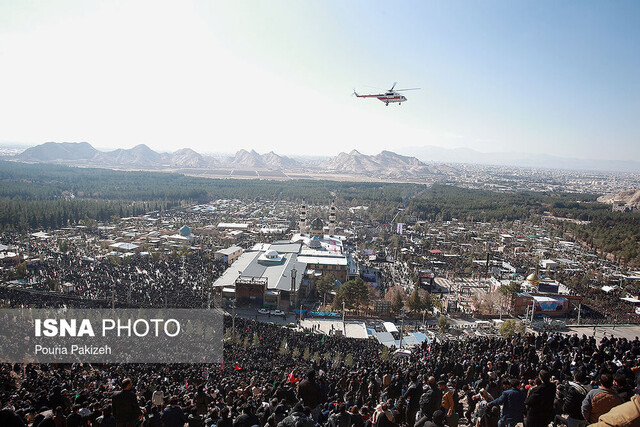 حضور مردم در دامنه کوه صاحب الزمان روبروی گلزار شهدا کرمان
