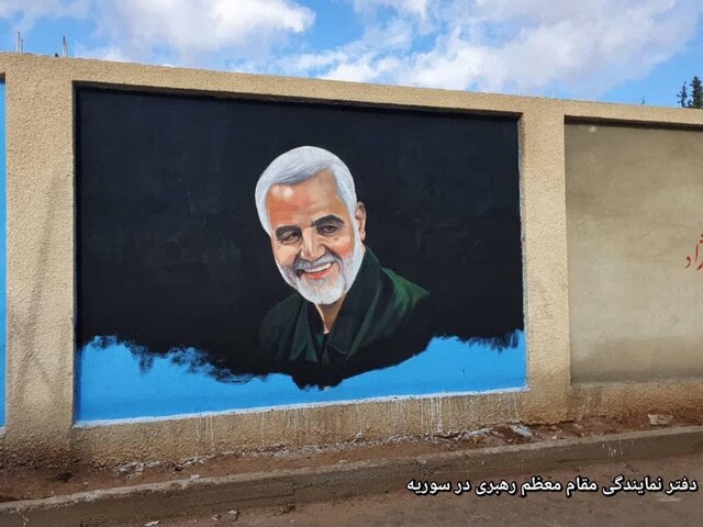 نقش بستن تصویر حاج قاسم سلیمانی بر دیوار حرم حضرت زینب (س)