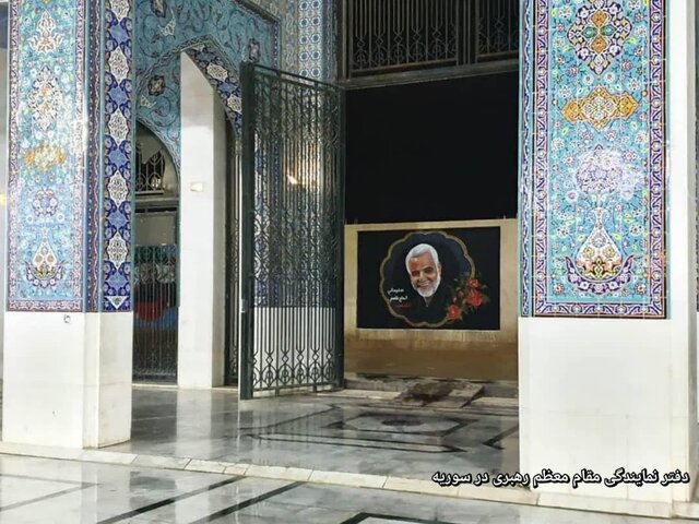 نقش بستن تصویر حاج قاسم سلیمانی بر دیوار حرم حضرت زینب (س)