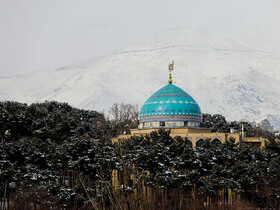 گنبد مسجد دانشگاه امام صادق(ع) در روز برفی تهران