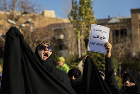 تجمع جمعی از دانشجویان و طلاب در مقابل سفارت انگلیس