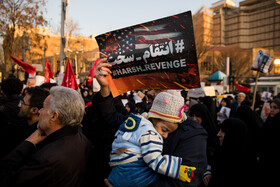 تجمع جمعی از دانشجویان و طلاب در مقابل سفارت انگلیس