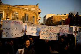 تجمع جمعی از دانشجویان و طلاب در مقابل سفارت انگلیس