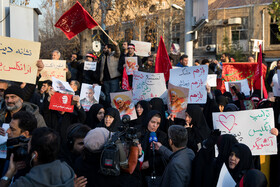 تجمع جمعی از دانشجویان و طلاب در مقابل سفارت انگلیس
