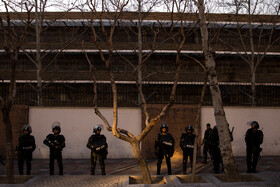 تجمع جمعی از دانشجویان و طلاب در مقابل سفارت انگلیس