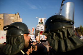 تجمع جمعی از دانشجویان و طلاب در مقابل سفارت انگلیس