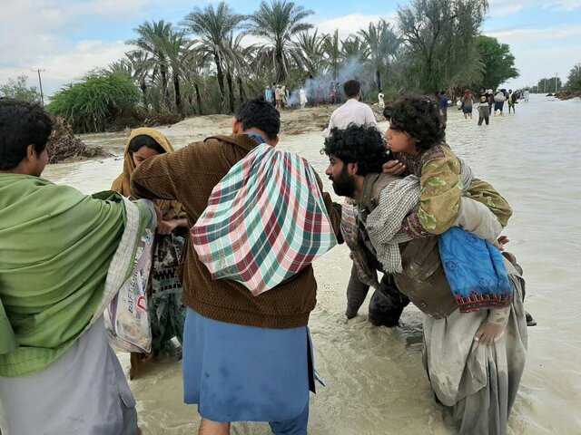 چادرهای هلال‌احمر در حال بارگیری / قطع ارتباط 72 ساعته با برخی روستاهای سیستان و بلوچستان
