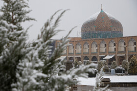 سه شنبه ۲۴ ام دی ماه ۹۸، اصفهان شاهد اولین بارش برف زمستانی خود بود. بارش برف علاوه بر خوشحالی شهروندان اصفهان باعث روشن شدن اتفاق جالب و مهم دیگری هم بود. در این بارش مشاهده شد که برف روی قسمت تازه مرمت شده گنبد مسجد شیخ لطف‌الله نمی‌نشیند. این اتفاق واکنش‌های متفاوتی از سوی مسئولان و متخصصین و علاقه‌مندان در پی داشت و انتقاداتی به وزارت میراث فرهنگی وارد کرد.