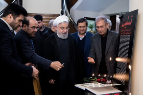 امضا دفتر یادبود قربانیان سانحه سقوط هواپیمای اوکراینی توسط حسن روحانی، رییس جمهور در حاشیه جلسه هیات دولت - ۲۵ دی