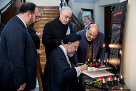 امضا دفتر یادبود قربانیان سانحه سقوط هواپیمای اوکراینی در حاشیه جلسه هیات دولت - ۲۵ دی