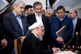 امضا دفتر یادبود قربانیان سانحه سقوط هواپیمای اوکراینی توسط حسن روحانی، رییس جمهور در حاشیه جلسه هیات دولت - ۲۵ دی